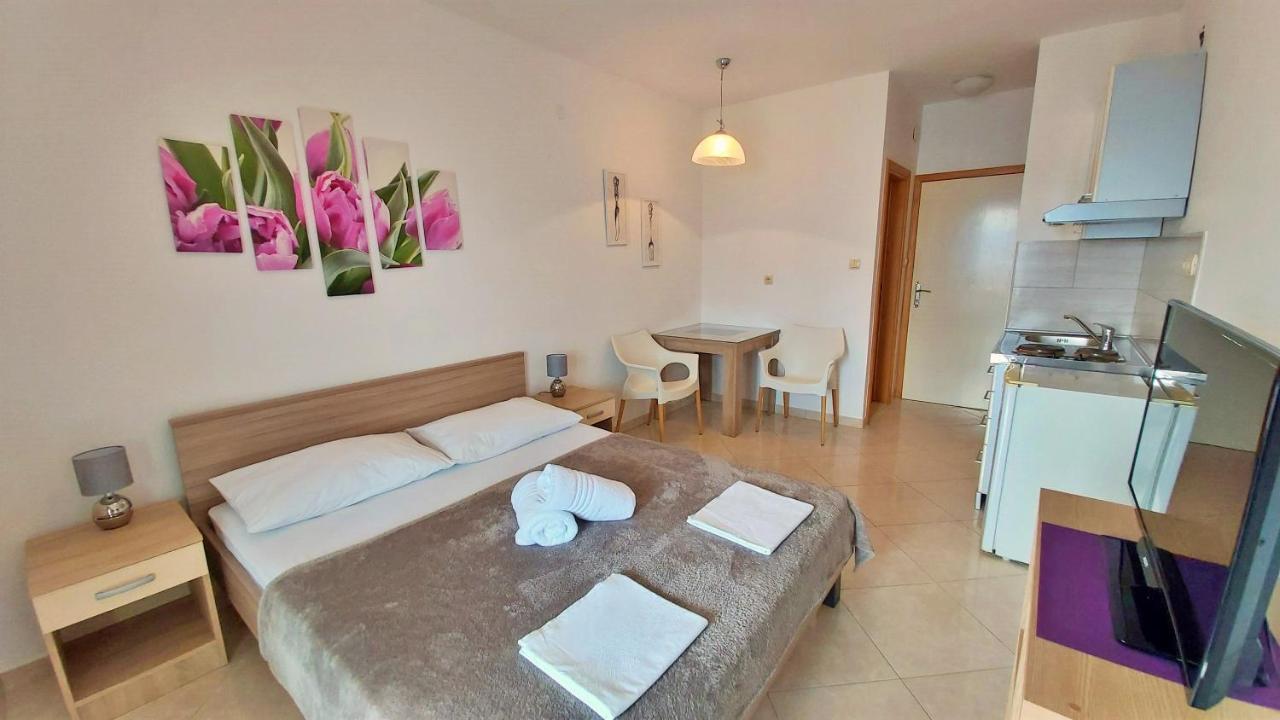 אומיס Apartments Nemira מראה חיצוני תמונה